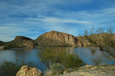 亚利桑那西南沙漠的峡谷湖图片
