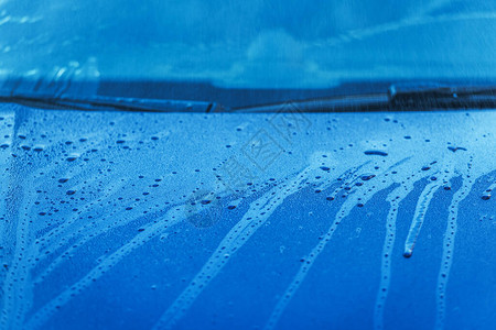 照片来自湿蓝色客车兜帽与风玻璃图片