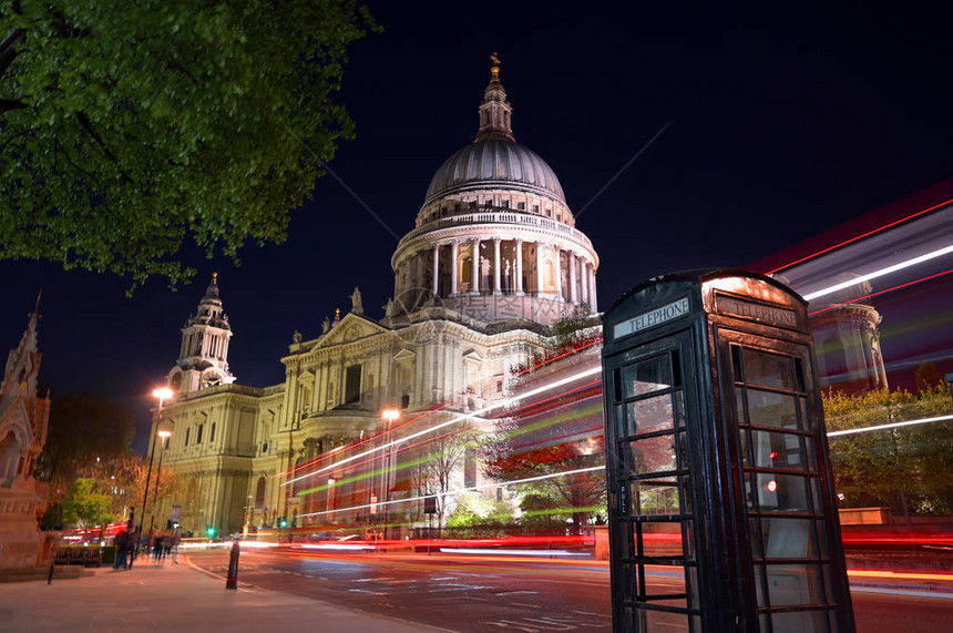 英国伦敦圣保罗大教堂的夜景图片