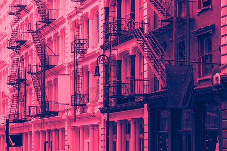 纽约SoHo市旧式建筑粉色和蓝色图片