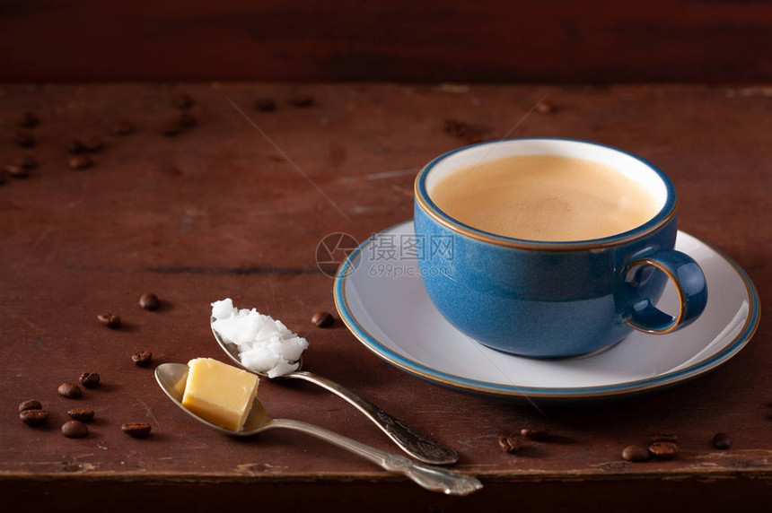防弹咖啡ketoglamo饮料与奶油图片