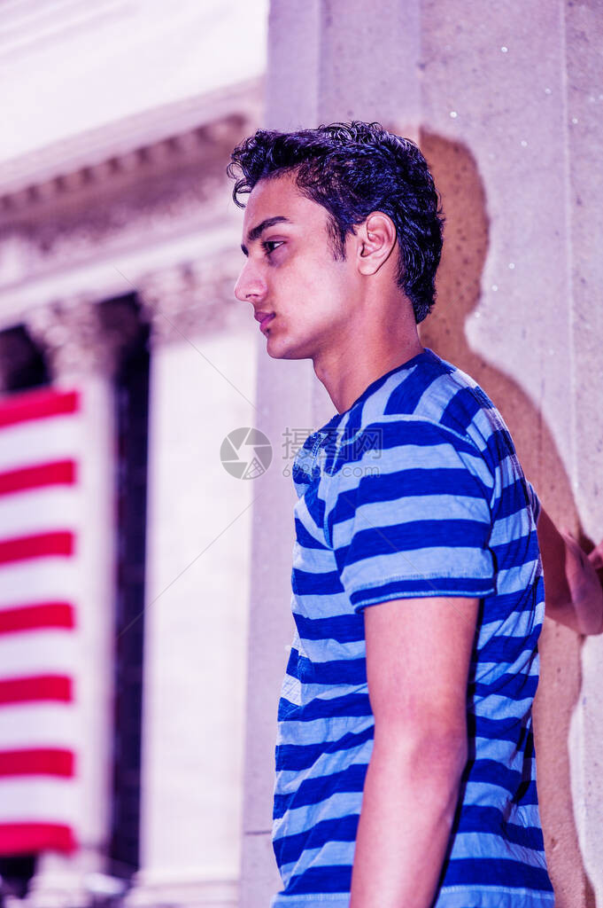 纽约市年轻亚裔美国男少年的画像年轻的18岁学生穿着蓝线条纹T恤图片