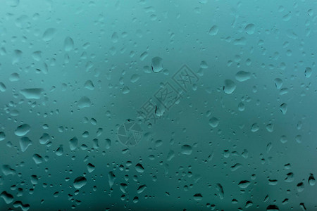 窗户玻璃上的雨滴雨季的自然背图片