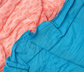 蓝色和粉色棉织物的碎片图片