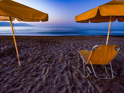 地中海沙滩上的沙滩椅图片