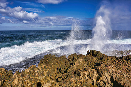 西澳大利亚Quobba喷孔的景色强大的海洋膨胀迫使水通过海洞图片
