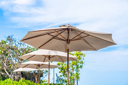 沙滩海面上的伞椅蓝天白云休闲旅游度假图片