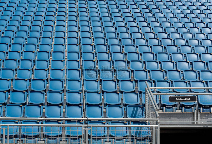 蓝色塑料空体育场或连续舞台椅图片