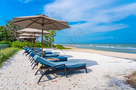 沙滩海面上的伞椅蓝天白云休闲旅游度假图片