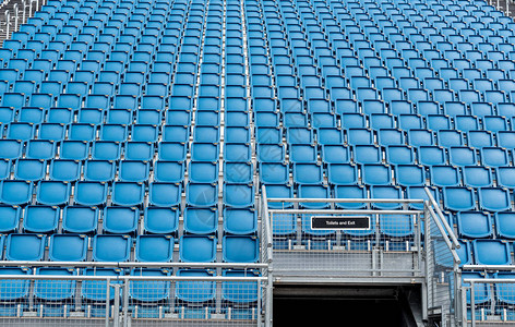 蓝色塑料空体育场或连续舞台椅背景图片