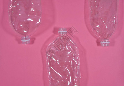 粉红色背景上孤立的塑料瓶无缝模式回收废物管理概念图片