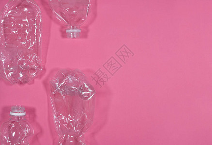 粉红背景隔离的塑料瓶子图片