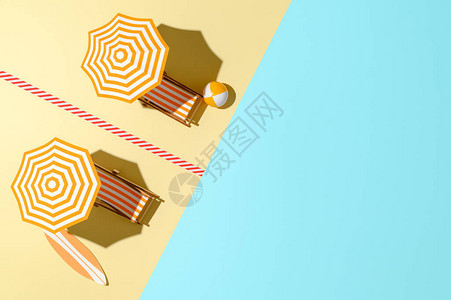 海滩的顶视图与日光浴床和遮阳伞图片