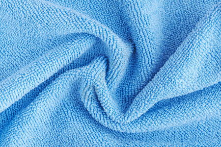 超细纤维毛巾特写的皱纹蓝色超细纤维布质地图片