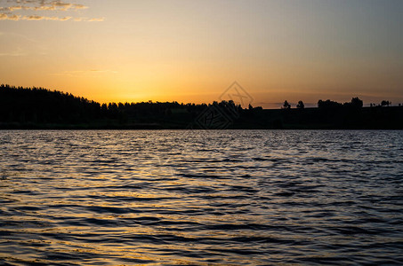 黎明时湖水的景象太阳升起的光芒图片
