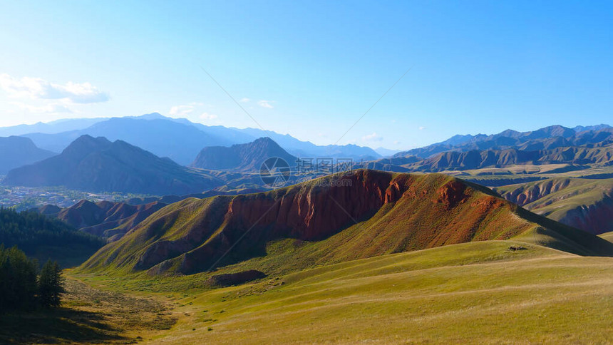 青海吉利安山景色地区草原山的美丽图片