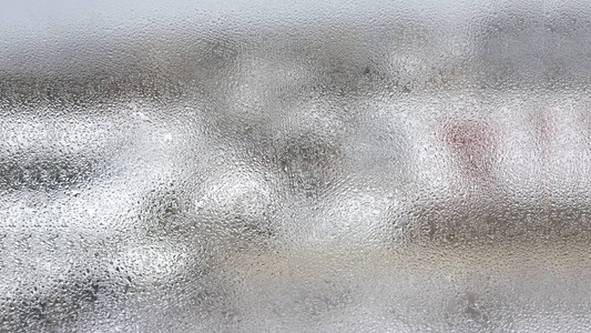 带有大量天然水滴的透明玻璃上以冷凝形式出现的高湿度有冷凝水的有图片