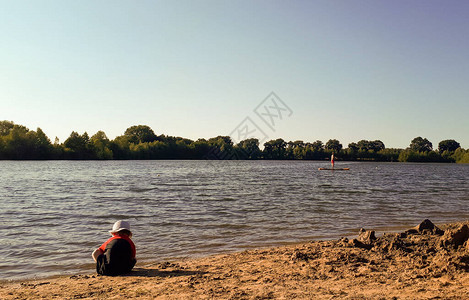 一个小孩在海滩上独处玩耍湖边没人照图片