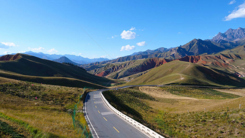 青海吉利安山景色地区草原山的美丽图片