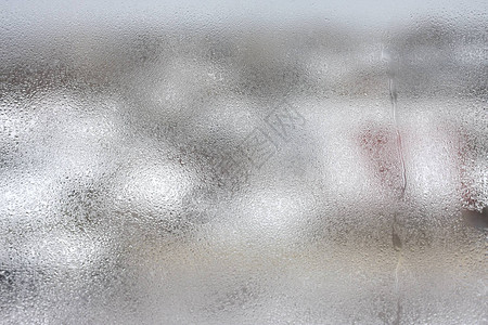 透明的冷凝水在雾蒙的背景下背景图片