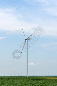 用于发电的风车白天在塞尔维亚乡村开放景观上的风力涡轮图片