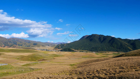 青海吉利安山景色地区草原山的美丽图片