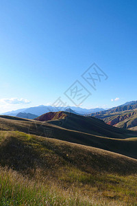 青海吉利安山景色地区草原山的美丽图片