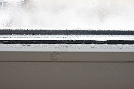 透明的冷凝水在雾蒙的塑料窗上图片