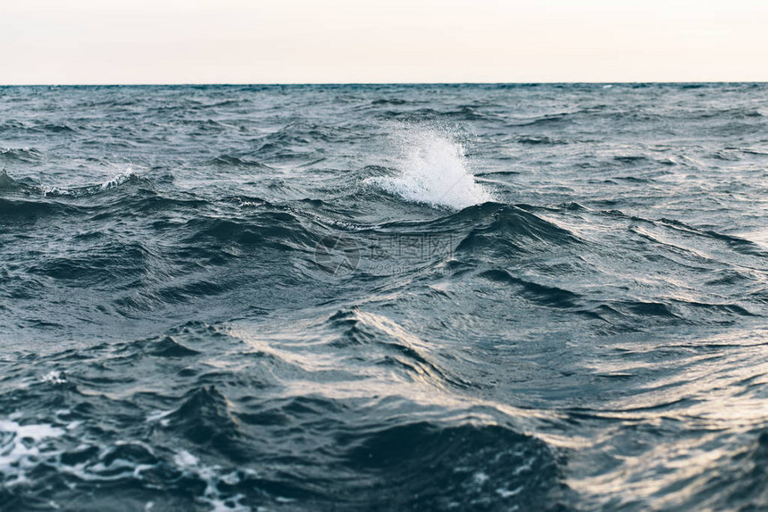 深蓝色海水背景黑海中的蓝色阴图片