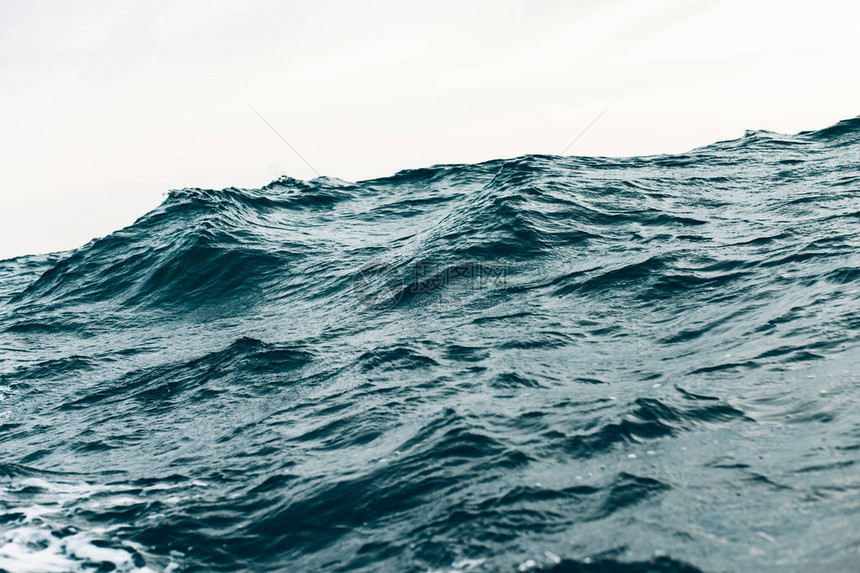 深蓝色海水背景黑海自然背景图片