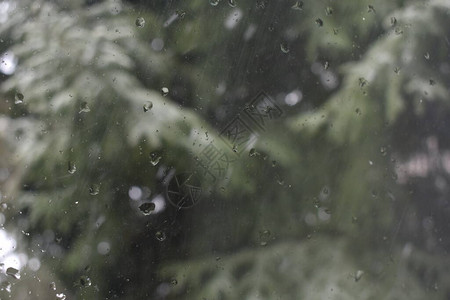 玻璃上的雨滴图片