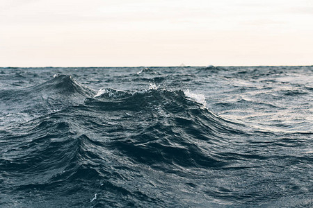 深蓝色海水背景黑海中的蓝色阴背景图片