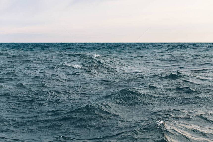 深蓝色海水背景黑海自然背景图片