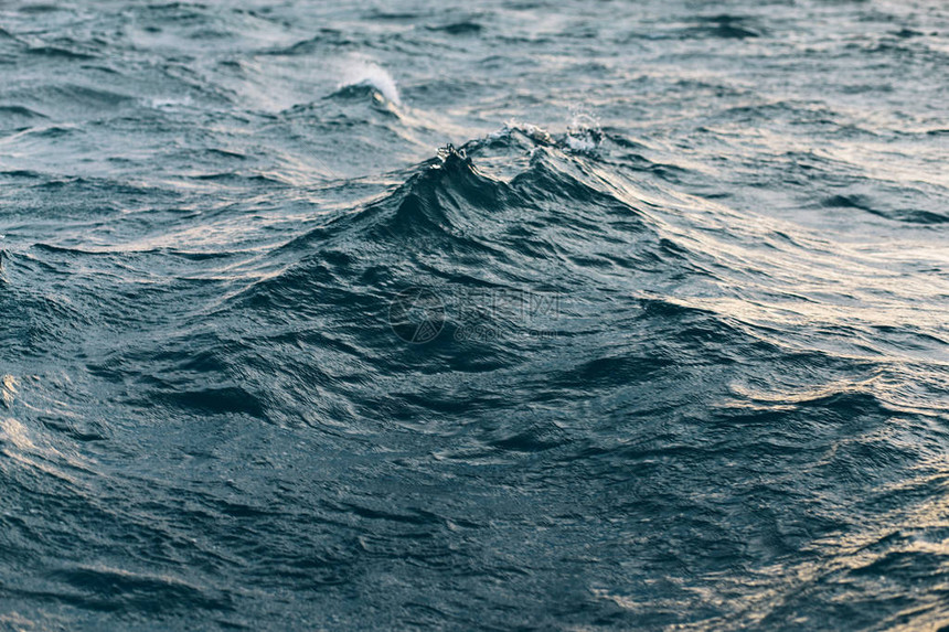 深蓝色海水背景黑海中的蓝色阴图片