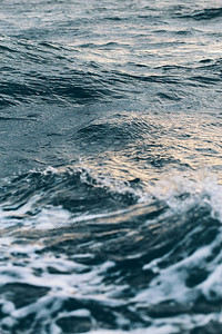 深蓝色海水背景黑海中的蓝色阴背景图片