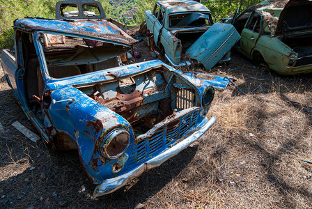 被毁坏和废弃的汽车的残骸环境污染和回图片