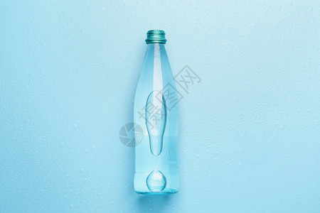 瓶在颜色背景的干净的水图片
