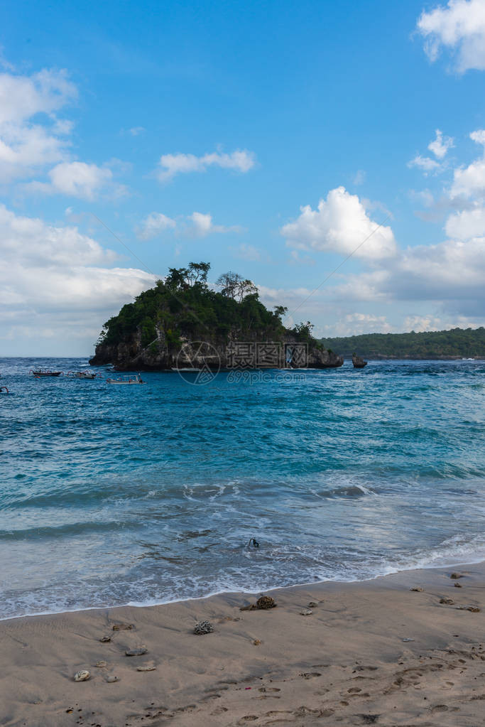 热带海滩海洋岩石和绿海蓝天空的景象图片