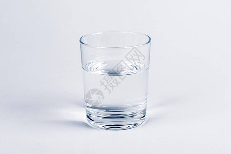 一杯简单的半满空的新鲜水晶般清澈干净的饮用水图片