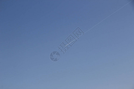 在蓝天的飞机足迹图片