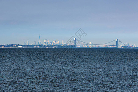 从新泽西州蒙茅斯县的拉里坦湾对韦拉扎诺大桥和下曼哈顿河岸的图片