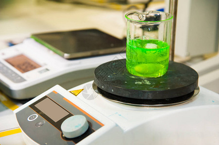 实验室桌上放着绿色液体实验室管的图片