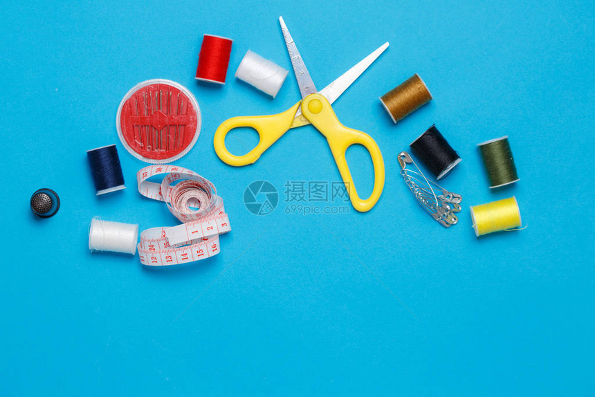 缝纫套件裁缝工具剪刀裁缝仪关闭顶针彩色线轴卷尺和针套的高视图服装修理和修理时装设图片