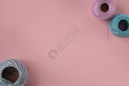 桃色背景上的彩色纱线束粉红色背景上用于针织的纱线带有复制空间的桃色图片