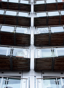 蓝色钢楼上现代玻璃公寓阳台角的垂直视角从纵图片
