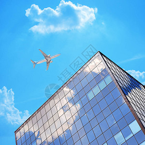 蓝天空中飞机现代办公楼或机场图片