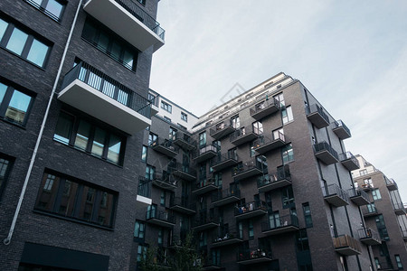 现代和深色砖立面公寓楼背景图片