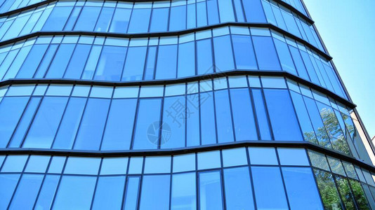 现代办公大楼的玻璃窗帘墙图片