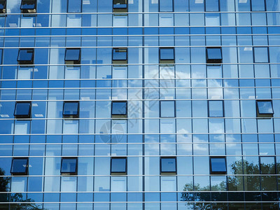 带有天空反射的现代建筑玻璃窗背景图片