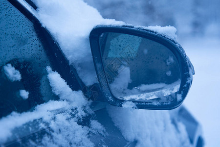 冬天汽车被困在雪堆里图片